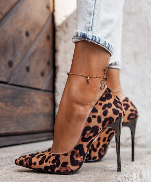 High heel berpola hewan